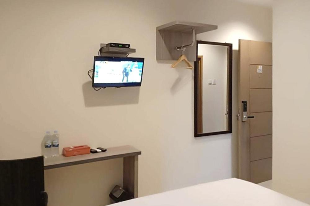 Twospaces Living At Maximus Inn Palembang Exterior photo