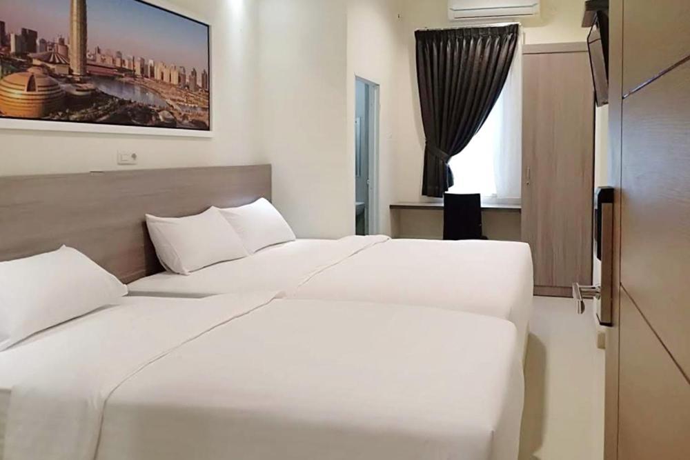 Twospaces Living At Maximus Inn Palembang Exterior photo